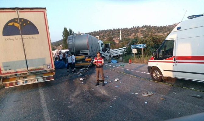 manisada-trafik-kazasi-15-olu-1.jpg manisada-trafik-kazasi-15-olu-1.jpg