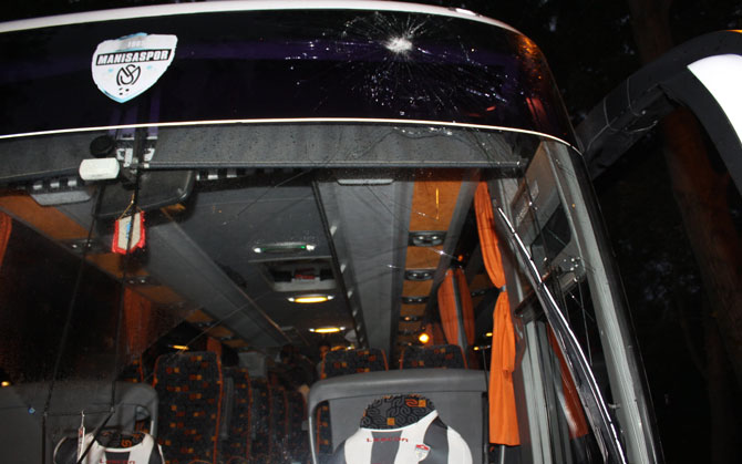 manisaspor-takim-otobusune-tasli-saldiri1.jpg