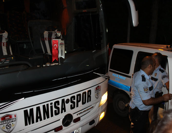 manisaspor-takim-otobusune-tasli-saldiri2.jpg