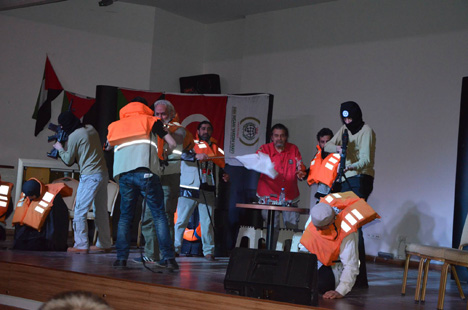 mavi-marmara-saldirisi-cayeli’nde-sahneye-tasindi--13.jpg mavi-marmara-saldirisi-cayeli’nde-sahneye-tasindi--13.jpg