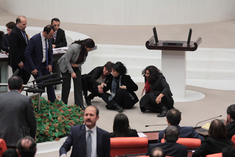 meclis’te-oturma-eylemi-10.jpg meclis’te-oturma-eylemi-10.jpg