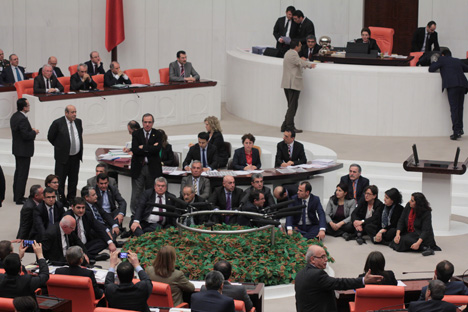 meclis’te-oturma-eylemi-11.jpg meclis’te-oturma-eylemi-11.jpg