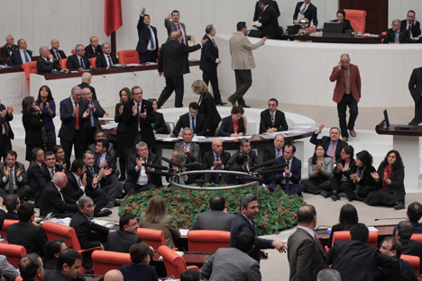 meclis’te-oturma-eylemi-12.jpg meclis’te-oturma-eylemi-12.jpg
