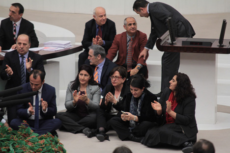 meclis’te-oturma-eylemi-6.20150221234258.jpg meclis’te-oturma-eylemi-6.20150221234258.jpg