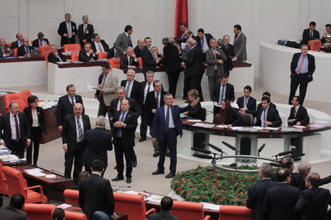 meclis’te-oturma-eylemi-7.jpg meclis’te-oturma-eylemi-7.jpg