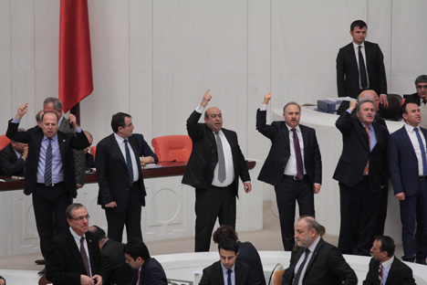 meclis’te-oturma-eylemi-8.jpg meclis’te-oturma-eylemi-8.jpg