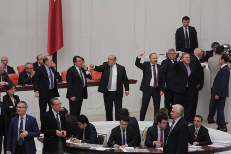 meclis’te-oturma-eylemi-9.jpg meclis’te-oturma-eylemi-9.jpg