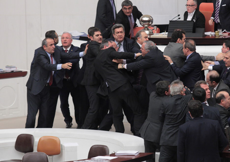 mecliste-yine-kavga-cikti!-1.jpg mecliste-yine-kavga-cikti!-1.jpg