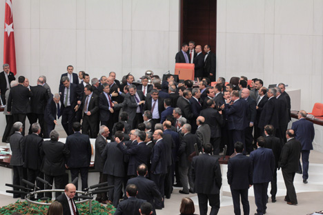 mecliste-yine-kavga-cikti!-10.jpg mecliste-yine-kavga-cikti!-10.jpg