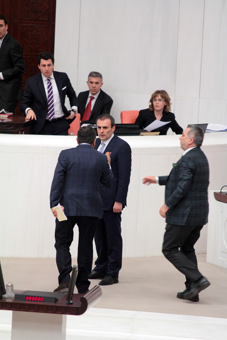 mecliste-yine-kavga-cikti!-11.jpg mecliste-yine-kavga-cikti!-11.jpg