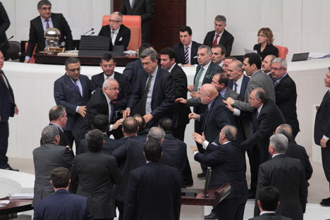 mecliste-yine-kavga-cikti!-12.jpg mecliste-yine-kavga-cikti!-12.jpg