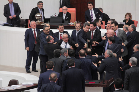mecliste-yine-kavga-cikti!-13.jpg mecliste-yine-kavga-cikti!-13.jpg
