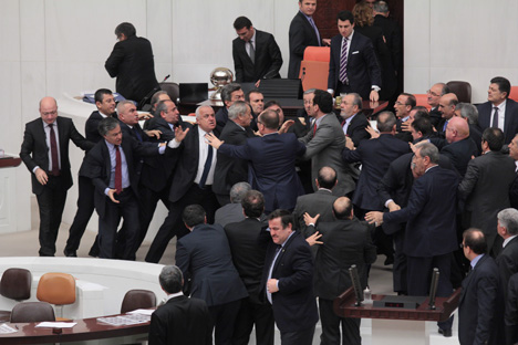 mecliste-yine-kavga-cikti!-14.jpg mecliste-yine-kavga-cikti!-14.jpg