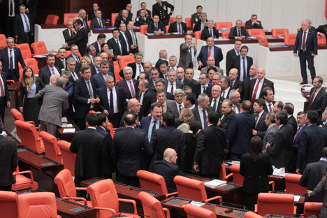 mecliste-yine-kavga-cikti!-15.jpg mecliste-yine-kavga-cikti!-15.jpg