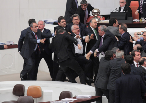 mecliste-yine-kavga-cikti!-2.jpg mecliste-yine-kavga-cikti!-2.jpg