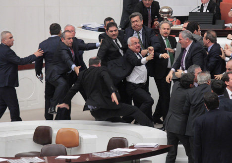 mecliste-yine-kavga-cikti!-3.jpg mecliste-yine-kavga-cikti!-3.jpg
