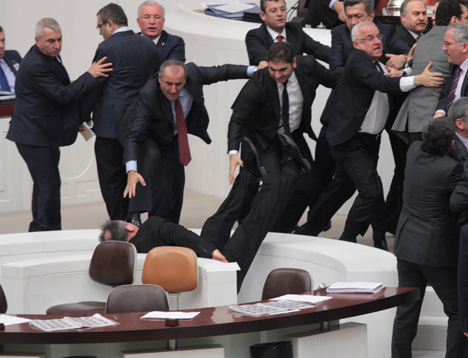 mecliste-yine-kavga-cikti!-4.jpg mecliste-yine-kavga-cikti!-4.jpg