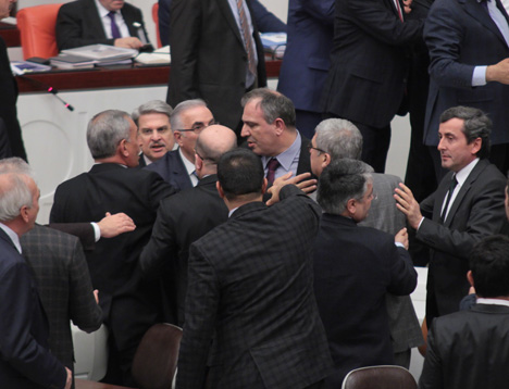 mecliste-yine-kavga-cikti!-5.jpg mecliste-yine-kavga-cikti!-5.jpg