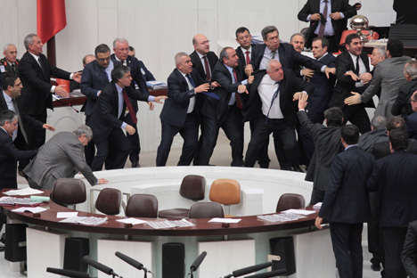 mecliste-yine-kavga-cikti!-7.jpg mecliste-yine-kavga-cikti!-7.jpg