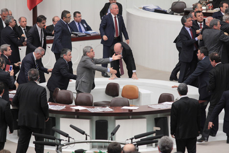 mecliste-yine-kavga-cikti!-8.jpg mecliste-yine-kavga-cikti!-8.jpg