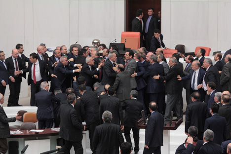 mecliste-yine-kavga-cikti!-9.jpg mecliste-yine-kavga-cikti!-9.jpg