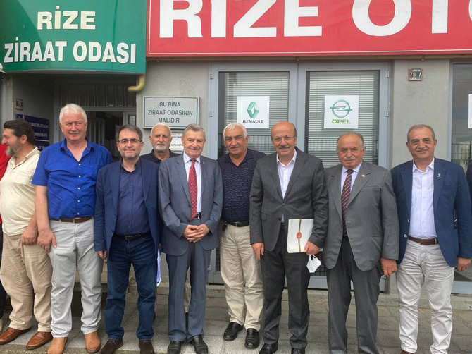 mehmet-bekaroglu-beraberinde-il-baskani-saltuk-deniz-ve-merkez-ilce-baskani-necati-topaloglu-ile-birlikte-rize-ziraat-odasi-baskanligini-ziyaret-etti-1.jpg