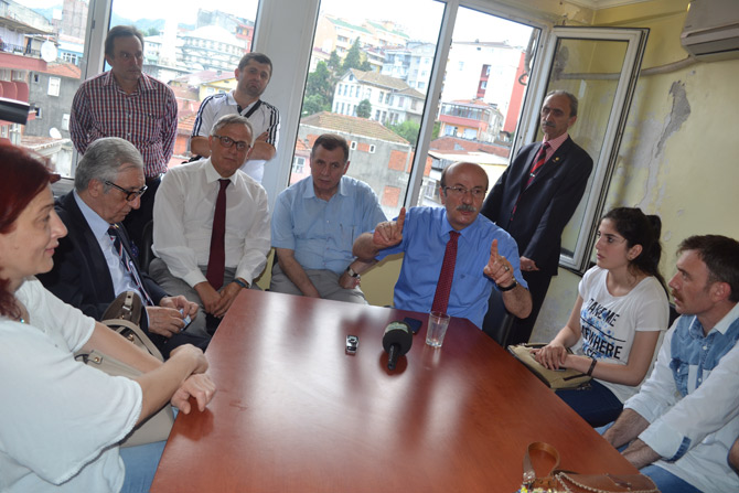 mehmet-bekaroglu-rizede-partililerle.jpg mehmet-bekaroglu-rizede-partililerle.jpg