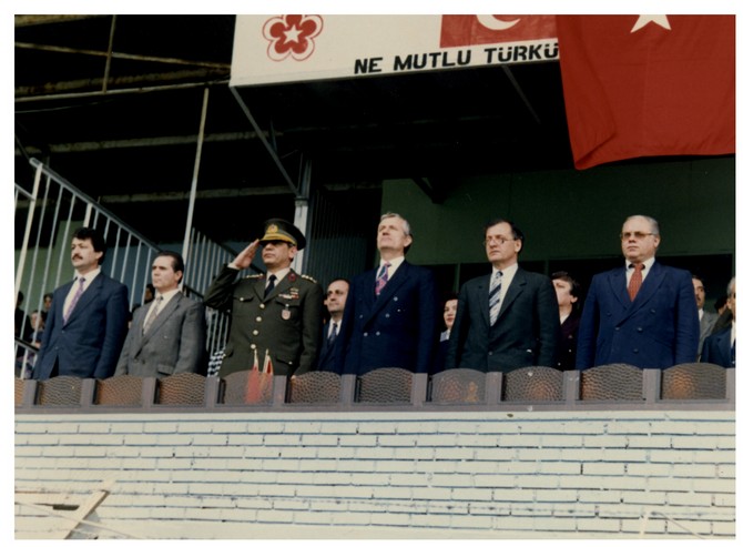 mehmet-bicakci--1994-04-23-tarihinde-belediye-baskan-vekili-olarak-rize-stadi-23-nisan-toreninde-(komutanin-iki-sagindaki).jpg