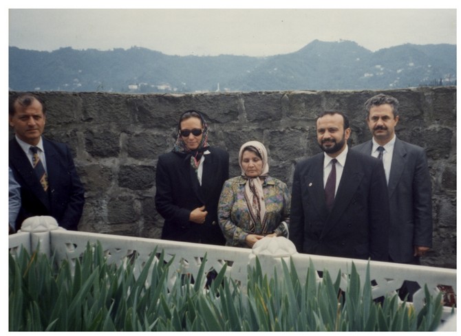 mehmet-bicakci--1994-08-09-tarihinde-ekrem-orhonun-kabri-basinda-(soldan-birinci).jpg