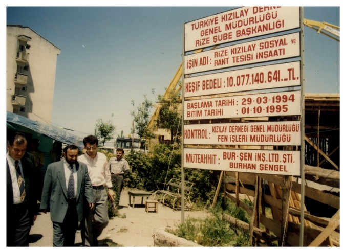 mehmet-bicakci--1994-yaz-aylarinda-sagindaki-belediye-baskani-sevki-yilmaz-ile-eski-adiyla-100.-yil-parkinda-(soldan-birinci).jpg