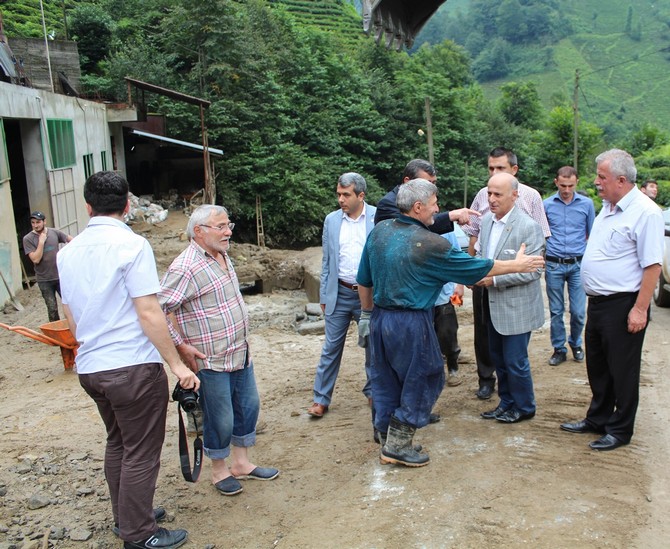 mehmet-kazanci-afet-bolgesinde-incelemede-(2).jpg