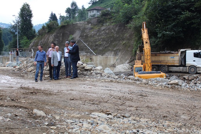 mehmet-kazanci-afet-bolgesinde-incelemede-(6).jpg