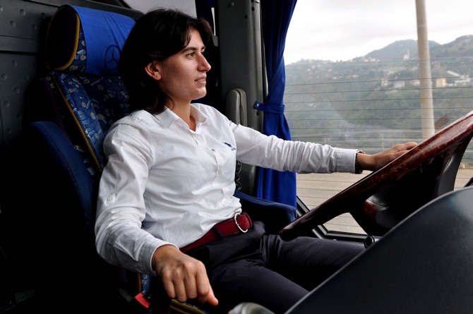 meltem-kurt-gelinlikle-otobus-soforlugu-yapti-(1).jpg