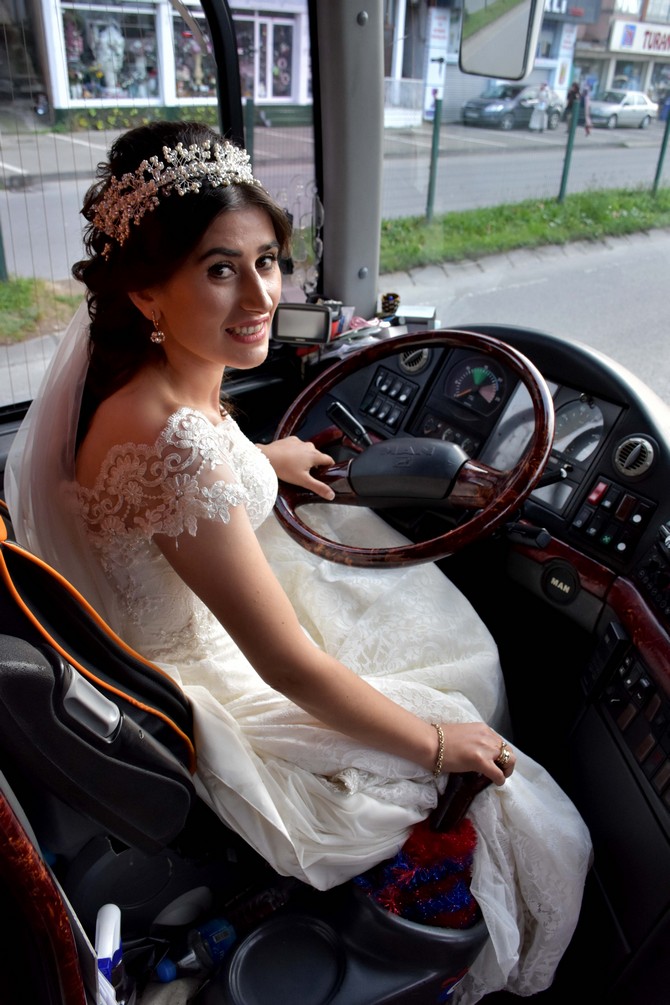 meltem-kurt-gelinlikle-otobus-soforlugu-yapti-(10).jpg