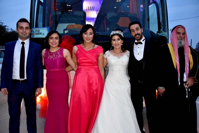 meltem-kurt-gelinlikle-otobus-soforlugu-yapti-(18).jpg