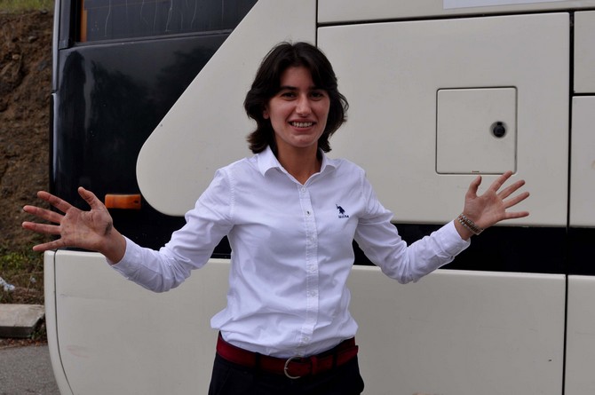 meltem-kurt-gelinlikle-otobus-soforlugu-yapti-(2).jpg