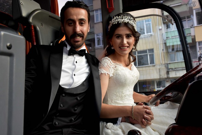 meltem-kurt-gelinlikle-otobus-soforlugu-yapti-(4)-001.jpg