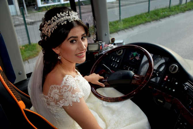 meltem-kurt-gelinlikle-otobus-soforlugu-yapti-(9).jpg