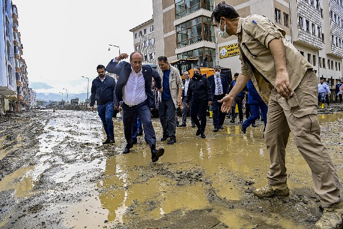 memleket-partisi-genel-baskani-ince-sel-ve-heyelanlarin-yasandigi-rize-ile-artvini-ziyaret-etti-3-001.jpg