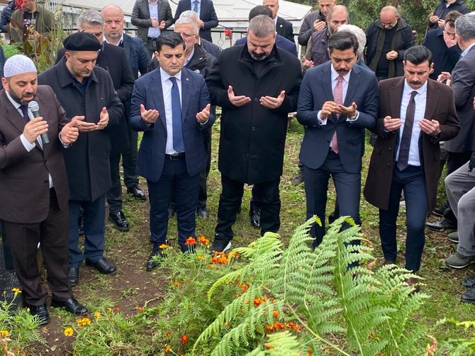 merhum-eski-rize-belediye-baskan-yardimcisi-ve-ak-parti-rize-il-baskan-yardimcisi-il-tanitim-medya-baskani-guzel-insan-merhum-osman-karavin-icin-vefatinin-6-yil-donumunde-kale-mahallesindeki-kabri-basind-3.jpg