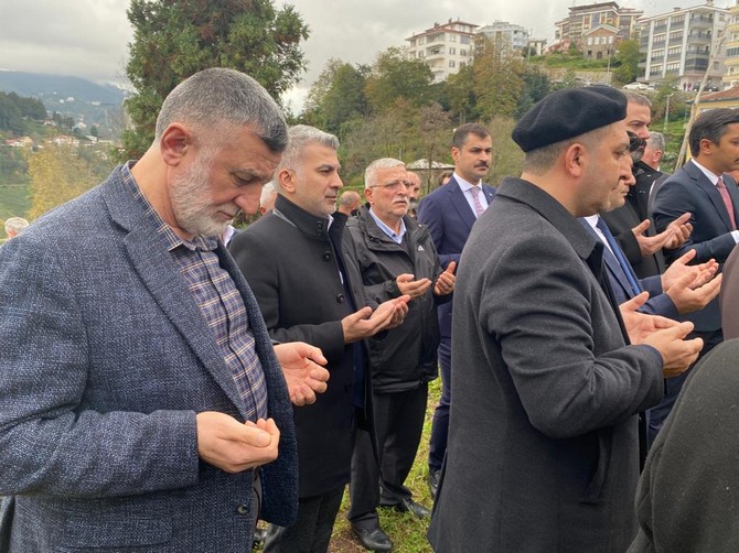 merhum-eski-rize-belediye-baskan-yardimcisi-ve-ak-parti-rize-il-baskan-yardimcisi-il-tanitim-medya-baskani-guzel-insan-merhum-osman-karavin-icin-vefatinin-6-yil-donumunde-kale-mahallesindeki-kabri-basind-4.jpg