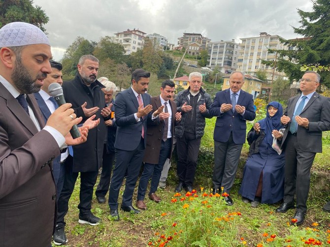 merhum-eski-rize-belediye-baskan-yardimcisi-ve-ak-parti-rize-il-baskan-yardimcisi-il-tanitim-medya-baskani-guzel-insan-merhum-osman-karavin-icin-vefatinin-6-yil-donumunde-kale-mahallesindeki-kabri-basind-9.jpg