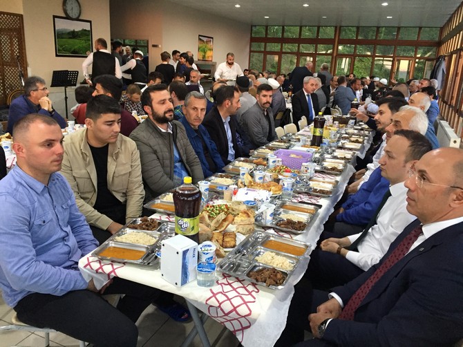 merhum-zavendikli-mustafa-yildiz-hoca-efendinin-kurucusu-oldugu-rize-irsad-vakfinin-geleneksel-iftar-programinin-69.’su-duzenlendi-(10).jpg