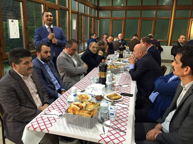 merhum-zavendikli-mustafa-yildiz-hoca-efendinin-kurucusu-oldugu-rize-irsad-vakfinin-geleneksel-iftar-programinin-69.’su-duzenlendi-(11).jpg