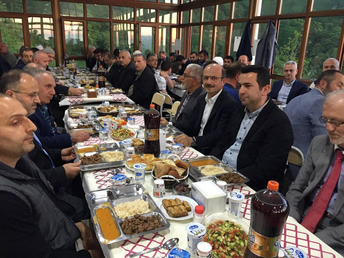 merhum-zavendikli-mustafa-yildiz-hoca-efendinin-kurucusu-oldugu-rize-irsad-vakfinin-geleneksel-iftar-programinin-69.’su-duzenlendi-(13).jpg