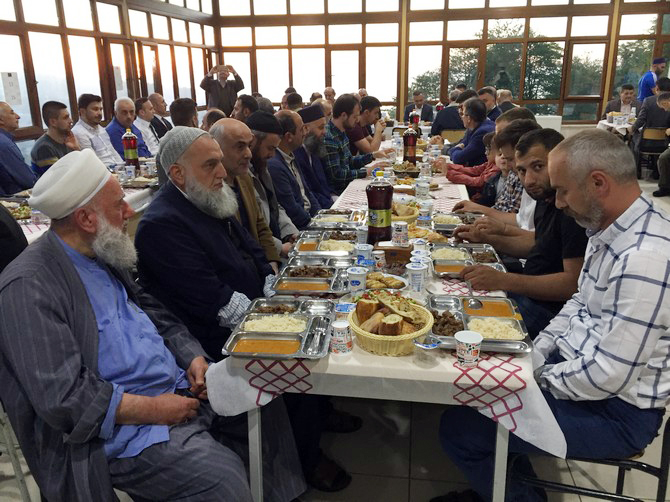 merhum-zavendikli-mustafa-yildiz-hoca-efendinin-kurucusu-oldugu-rize-irsad-vakfinin-geleneksel-iftar-programinin-69.’su-duzenlendi-(14).jpg