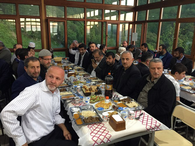 merhum-zavendikli-mustafa-yildiz-hoca-efendinin-kurucusu-oldugu-rize-irsad-vakfinin-geleneksel-iftar-programinin-69.’su-duzenlendi-(16).jpg