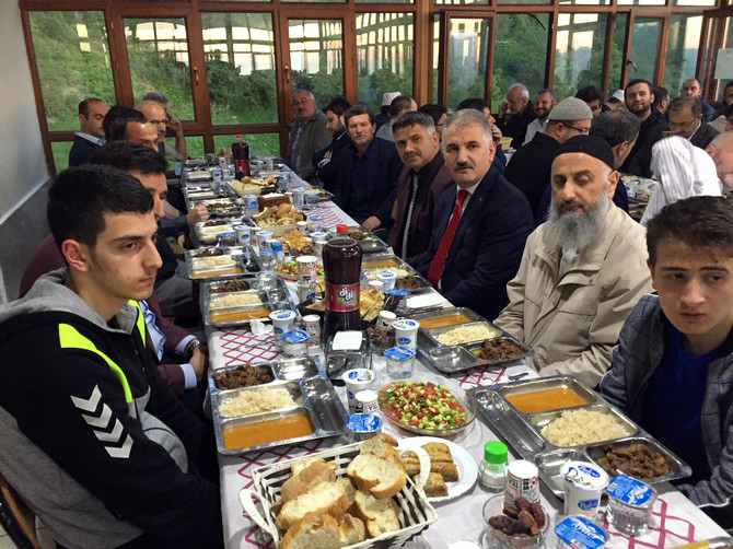 merhum-zavendikli-mustafa-yildiz-hoca-efendinin-kurucusu-oldugu-rize-irsad-vakfinin-geleneksel-iftar-programinin-69.’su-duzenlendi-(17).jpg