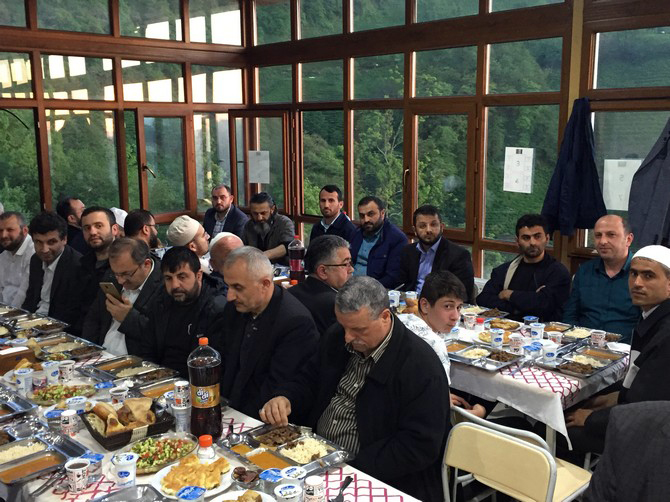 merhum-zavendikli-mustafa-yildiz-hoca-efendinin-kurucusu-oldugu-rize-irsad-vakfinin-geleneksel-iftar-programinin-69.’su-duzenlendi-(18)-001.jpg