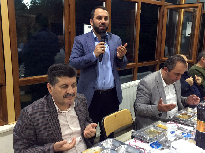 merhum-zavendikli-mustafa-yildiz-hoca-efendinin-kurucusu-oldugu-rize-irsad-vakfinin-geleneksel-iftar-programinin-69.’su-duzenlendi-(20)-001.jpg